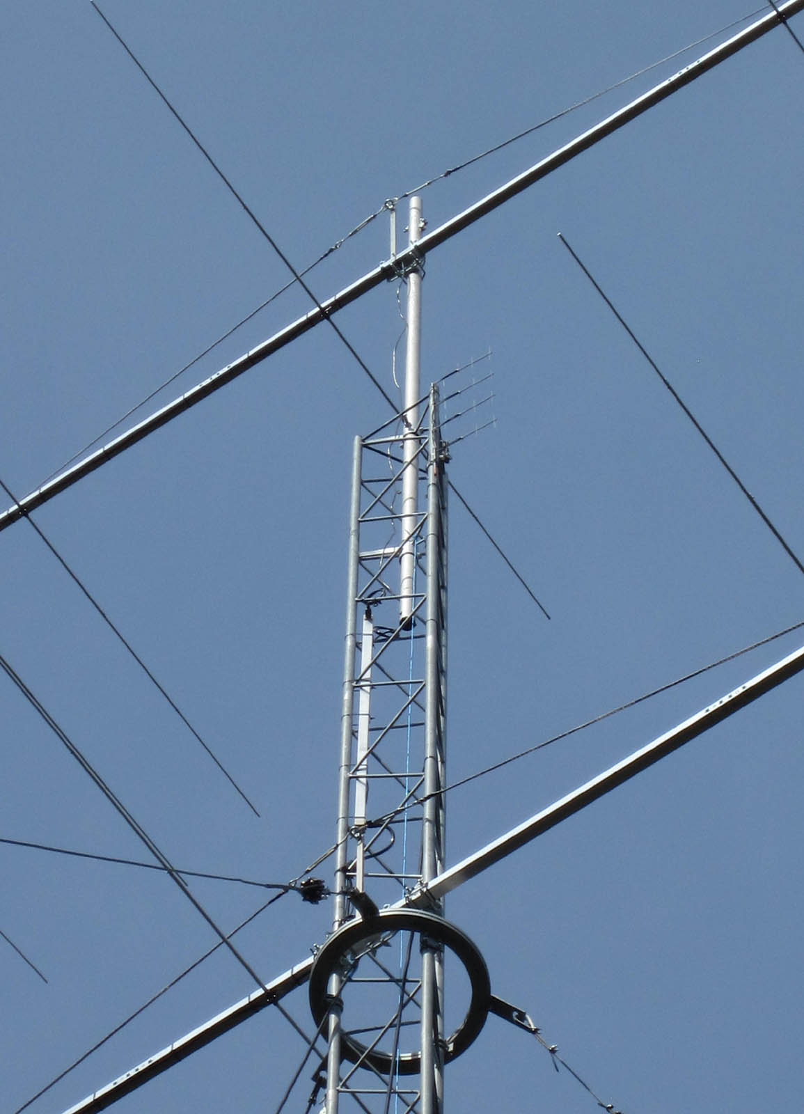 IMG_6179 1090 MHz 4x4-el vertical yagi array on mast 23 m above ground (c) OH7HJ.JPG