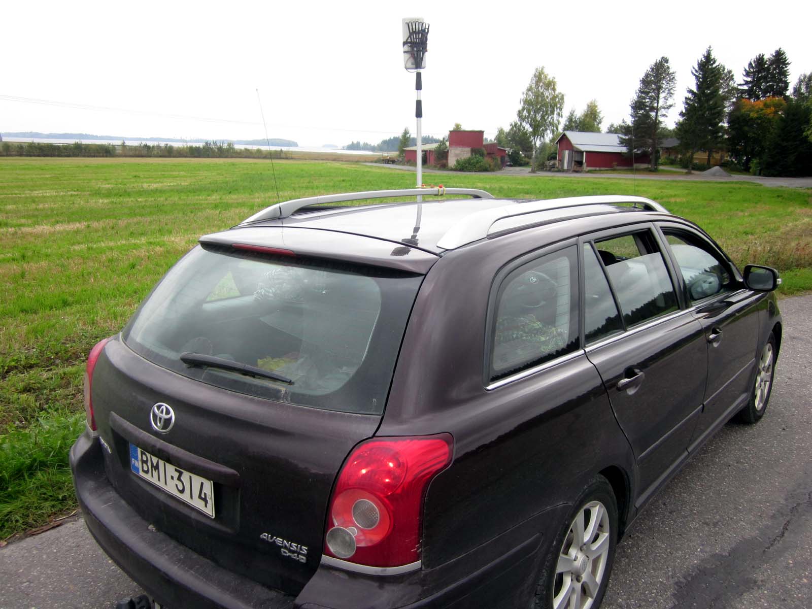 IMG_0591 Reititin TP-Link kattoharavaan kiinnitettynä Varkaudentiellä josta näköyhteys Heposelän yli Kinnulanniemeen.JPG