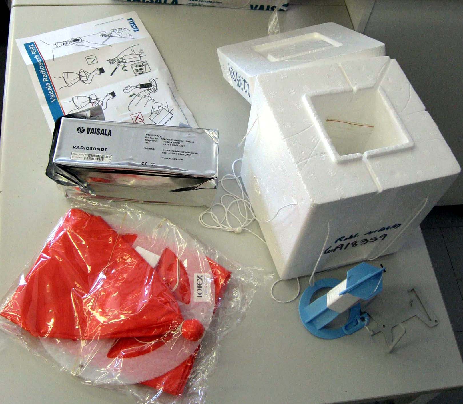 112-0747 Lyseon pallon varusteet paketista avattuina.JPG