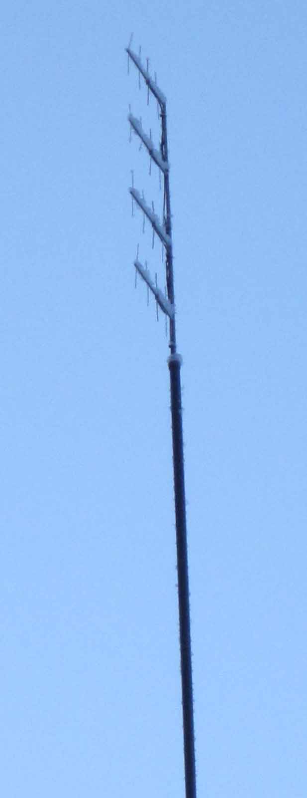 IMG_7764 Wintertime view of 4x4-el stacked vertical yagi array for 1090 MHz (c) OH7HJ.JPG