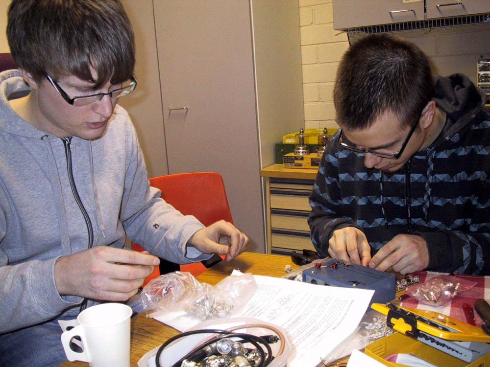 286-8686 Reijo ja Jussi rakentamassa pleksereitä.JPG