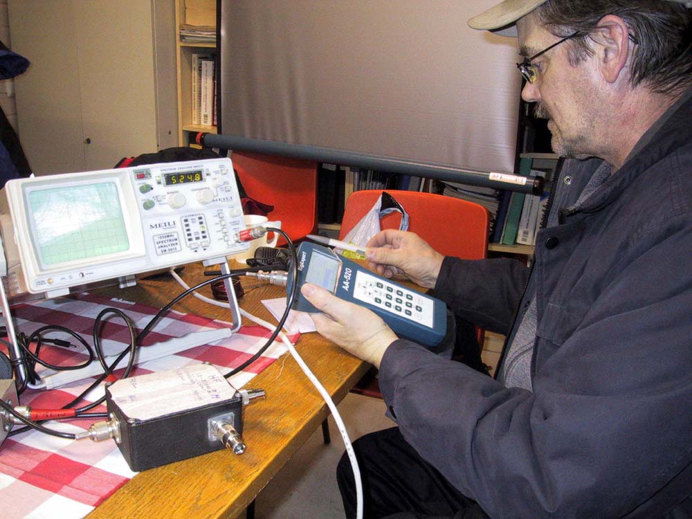 286-8682 Eikka mittaa plekseriä antennianalysaattori lähettimenä ja kirjosieppo dB-mittarina.JPG