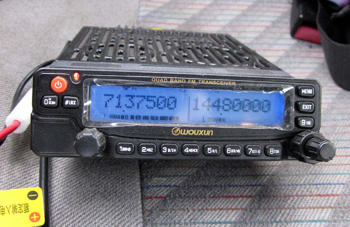 IMG_1672 Apon OH7VL toistinradio mobilen takapenkillä asetettuna välittämään APRS-paketit 4 m käsiradiosta 2 m APRS-jaksolle (c) OH7HJ.JPG