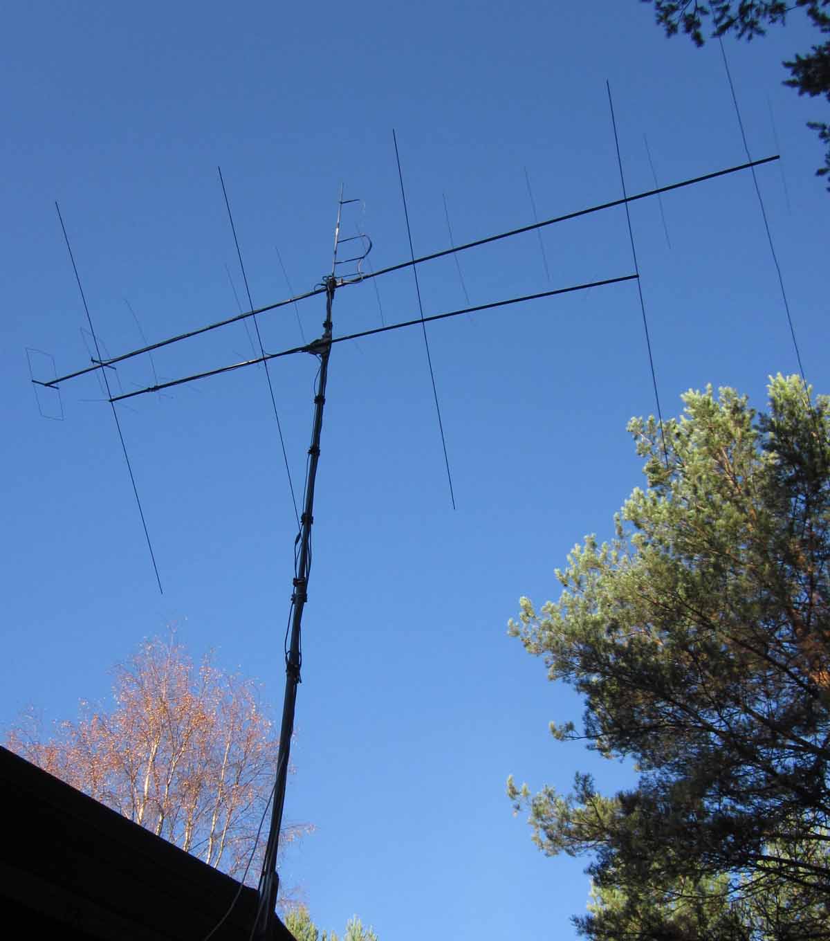Näillä aloitettiin - Kotiaseman 2 m 10-el ja 6 m 4-el antennit viistopolarisaatioon asetettuina.jpg